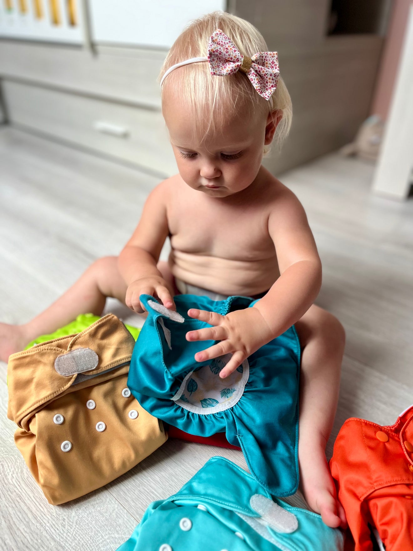 bebe assis avec ses couches lavables