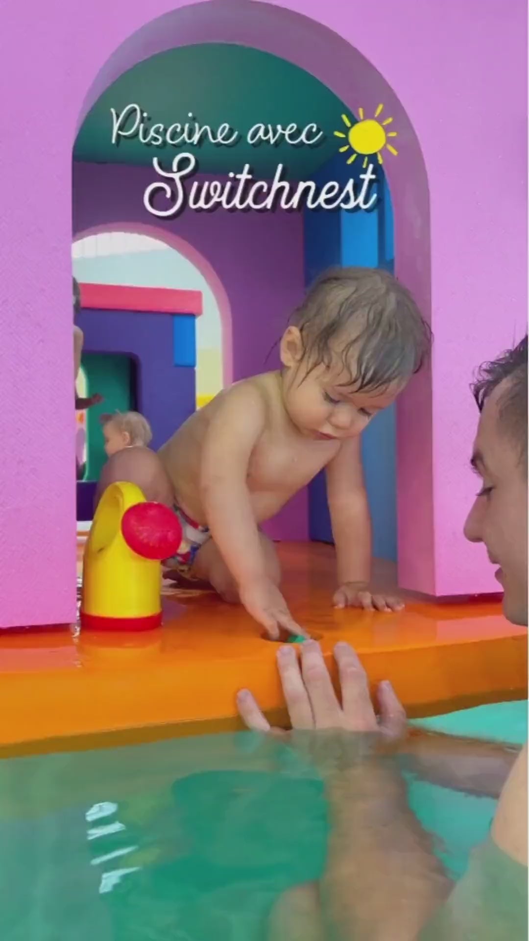 Vidéo d’un bébé portant la couche lavable de bain Switchnest à la piscine. La couche ne gonfle pas, reste fine et offre une tenue stable pour les activités bébé nageur.